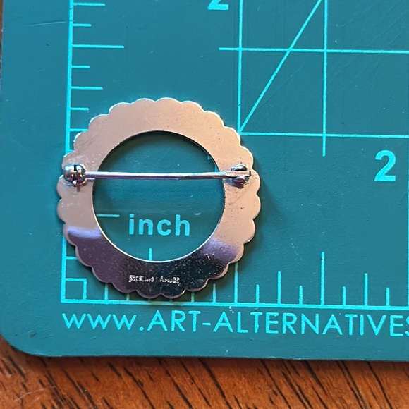 Silver round pin brooch - Picture 4 of 5